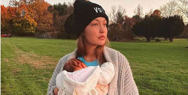 Gaya Gigi Hadid Momong Anak Pakai Piyama
