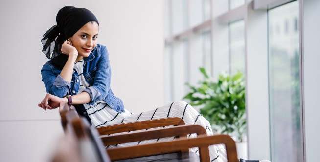 1. Padukan jaket denim oversized dengan celana skinny