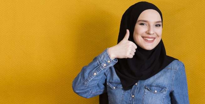 3. Padukan dengan sweater