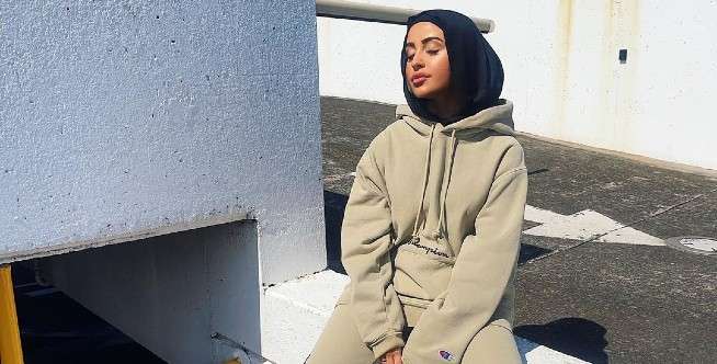 1. Padukan hoodie dengan celana jogger