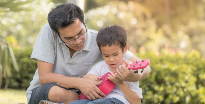 2. Menghormati dan mengelus anak