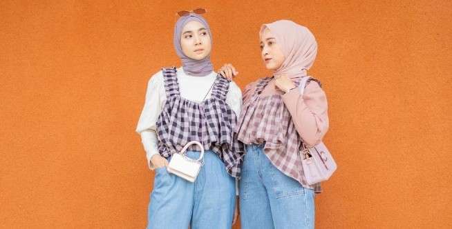 Crop Top dengan Rok High-Waist