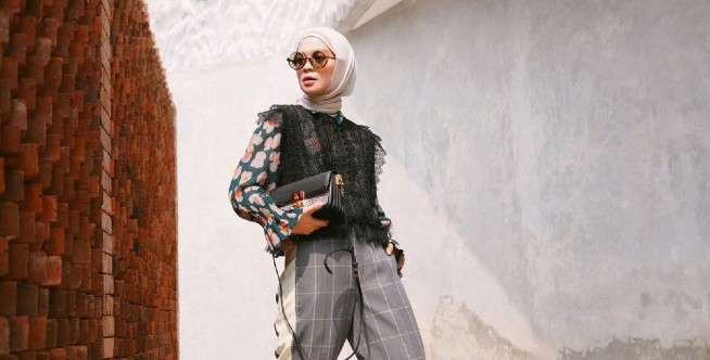 Lapiskan Crop Top dengan Kemeja Panjang