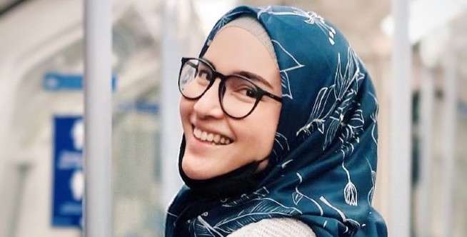 Diikat ke belakang