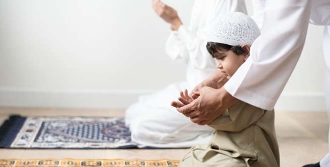 Ajarkan Sholat, Puasa dan Menutup Aurat