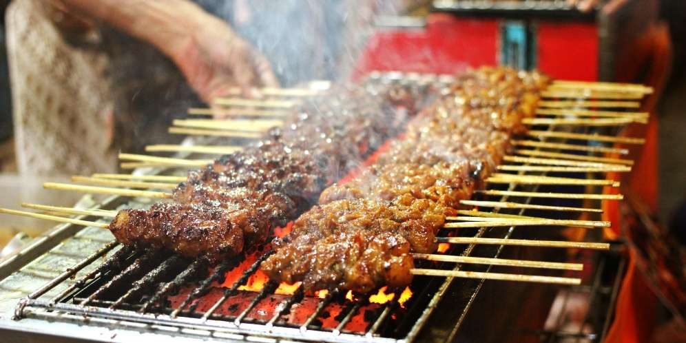 Berbuka dengan menu jajanan setempat