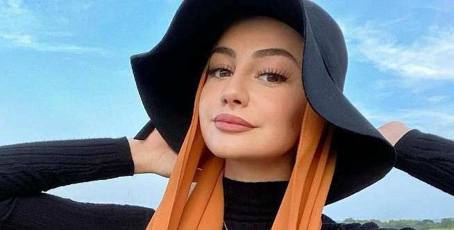 1. Hijab pashmina