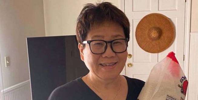 Cerita Haru Nenek Belajar Gendong Cucu Pakai Beras
