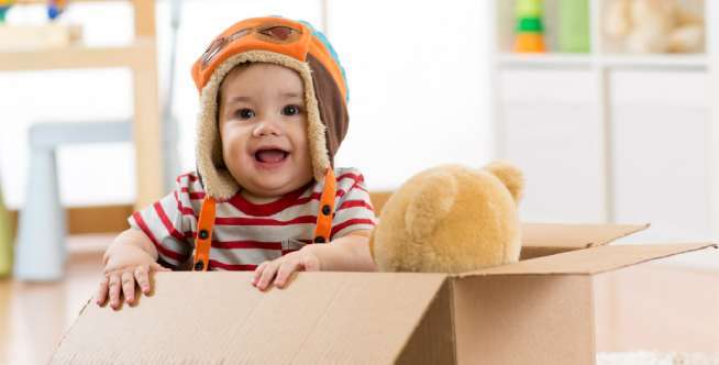 Dibelikan Mainan Mahal tapi Si Bayi Lebih Suka Main Kardusnya, Mengapa?