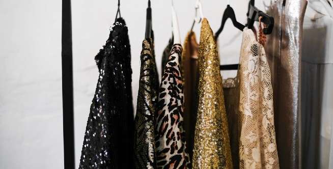 Padukan Zipper Hoodie dengan Kaus Glitter