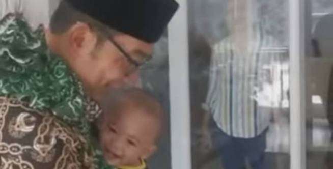 Ridwan Kamil Momong Anak Pakai Kain, Sang Istri Baper