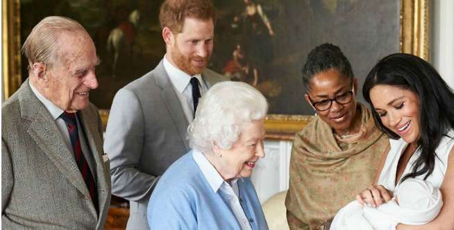 Warna Kulit Putra Harry dan Meghan Dipersoalkan Keluarga Kerajaan