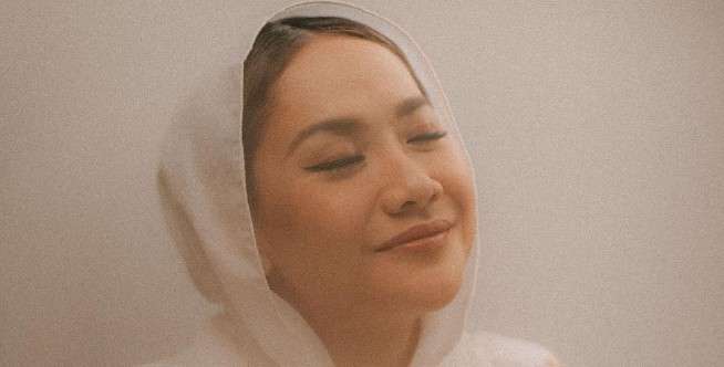 Tunik Motif dengan Kerudung Putih