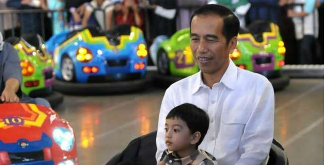 Momen Manis Saat Jokowi Main Ciluk Ba dengan Kedua Cucunya