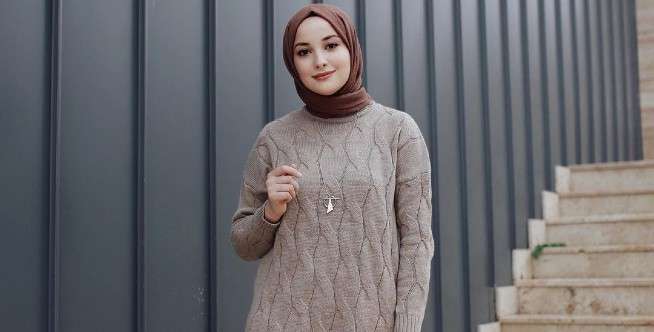 Sweater Coklat untuk Gloomy Day