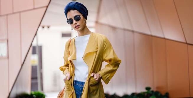 Blouse Putih dengan Rok Hitam