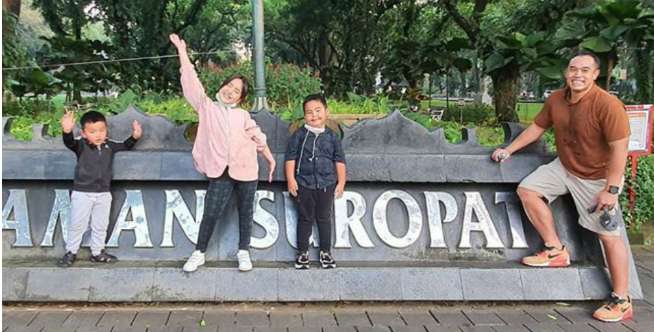 Gaya Ardi Bakrie Momong Anak Sambil Jajan Tahu Gejrot