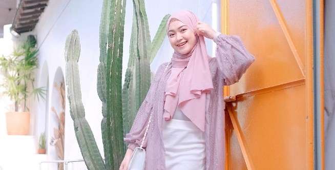 Melilit Sisi Kerudung