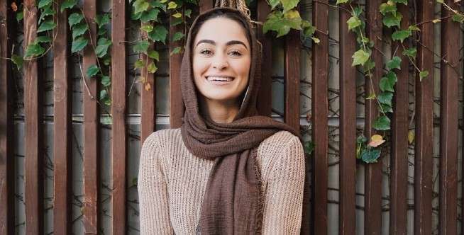 3. Padukan dengan Baju Berbahan Bulu