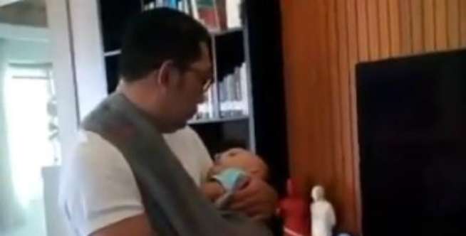 Momong Si Kecil, Kang Emil Curhat Sakit Pinggang