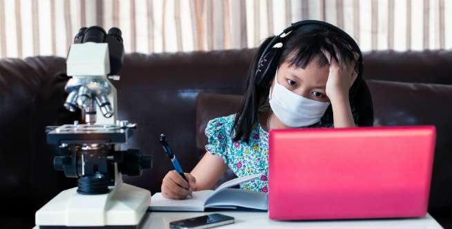 Anak Lama Pakai Headphone untuk Sekolah Online, Berbahayakah?