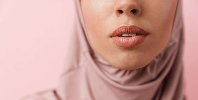 Menggunakan Pelembap Bibir