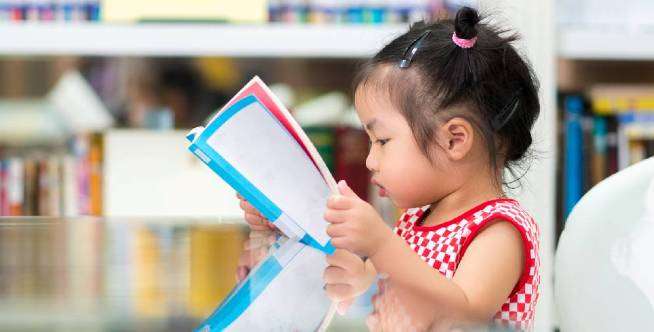 Ada 4 Tahapan Penting Saat Anak Belajar Membaca