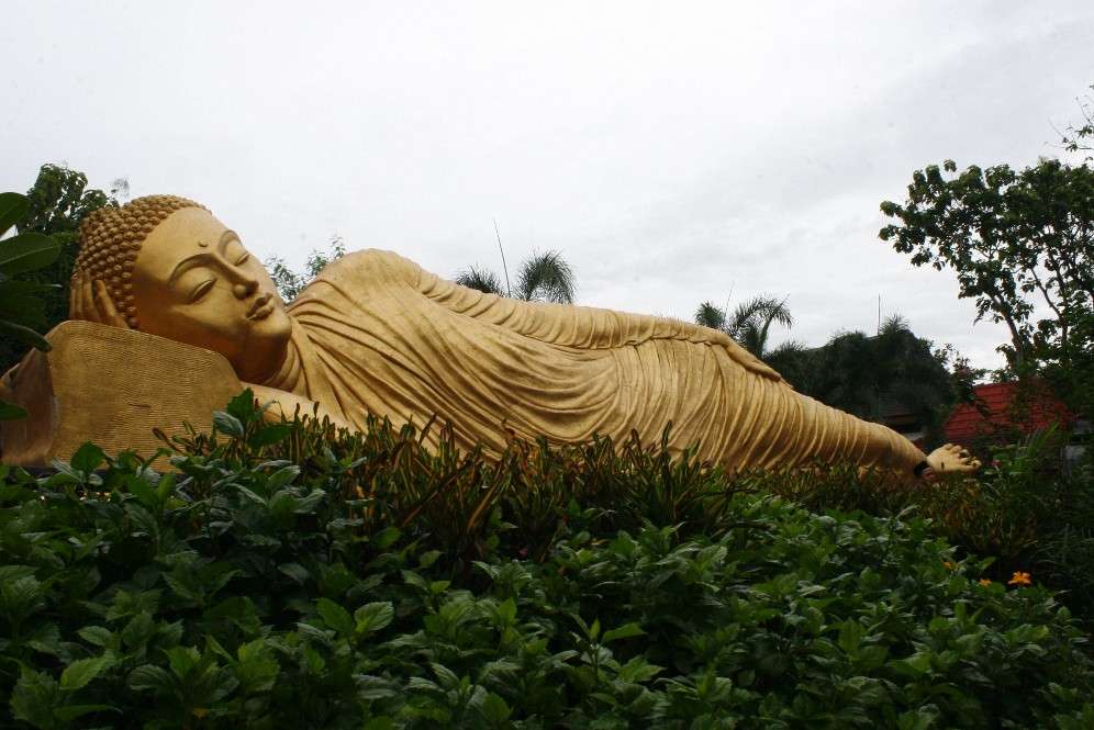 Patung Buddha Tidur dan Candi Brahu