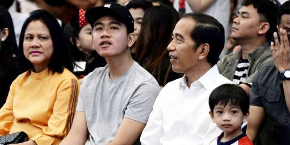 Jan Ethes Taruh Kaki di Paha Jokowi, Warganet: Santuy