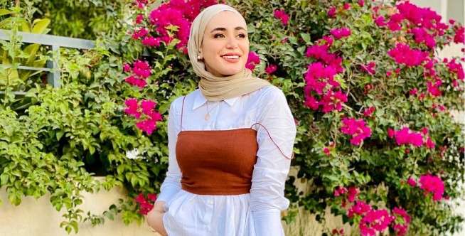 Crop top dengan celana lebar