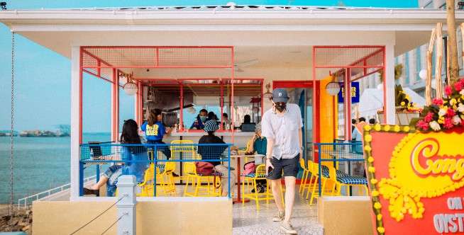 Nikmati sajian kuliner di pinggir pantai