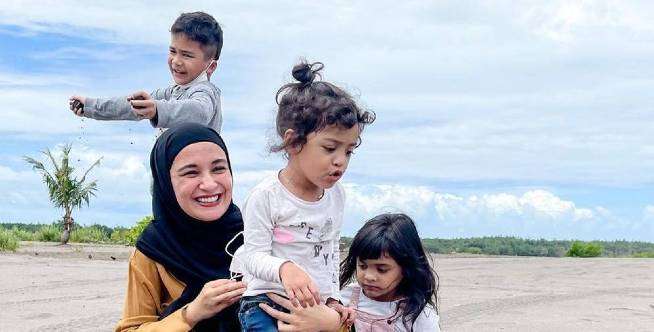 Shireen Sungkar Bagikan Momen Lucu Saat Dua Anaknya Doa Bersama
