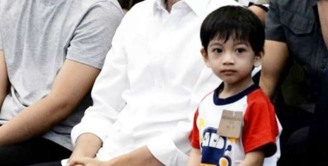 Akhirnya Bertemu, Momen Manis Presiden Jokowi Lepas Rindu dengan Jan Ethes
