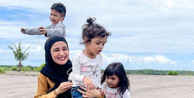 Shireen Sungkar Bagikan Momen Lucu Saat Dua Anaknya Doa Bersama