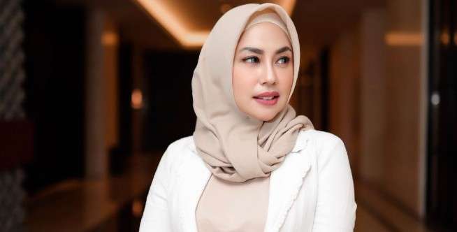 Outfit serba merah nan cetar