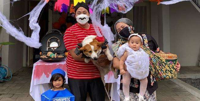 Lucunya Putri Caca Tengker Jadi Kaleng Kerupuk