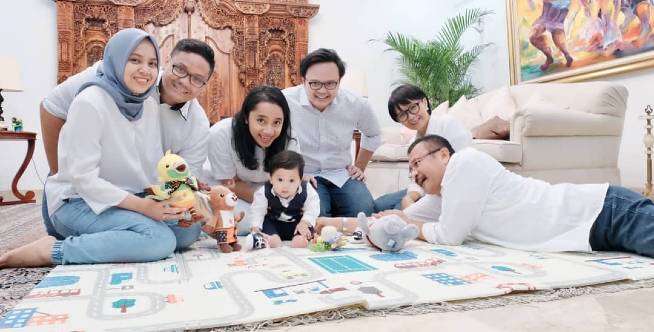 Menlu Retno Marsudi Bagikan Keseruan Saat Momong Cucu