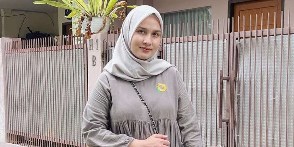Gaya Kasual Dwi Handayani