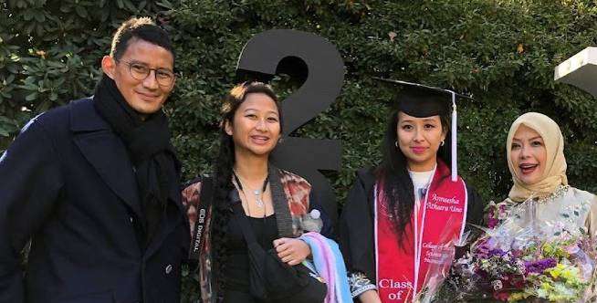 Dua Putrinya Sudah Sarjana
