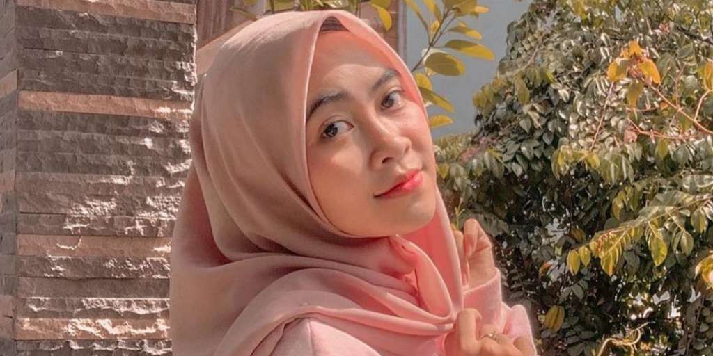 Outfit Kasual Pink ala Alfina Nur Chusna