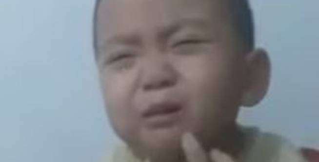 Video Kocak Balita Nangis Minta Ditunggu Sampai Selesai
