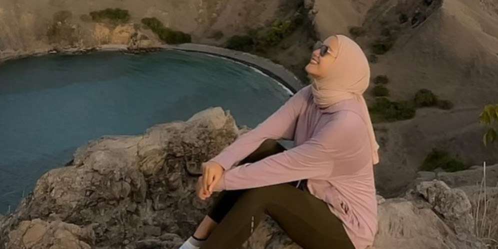 Busana Erica Putri di Pulau Padar