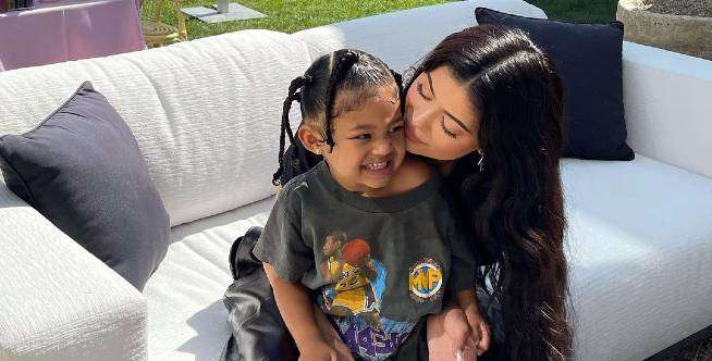 Hari Pertama Home Schooling, Tas Punggung Putri Kylie Jenner Jadi Sorotan