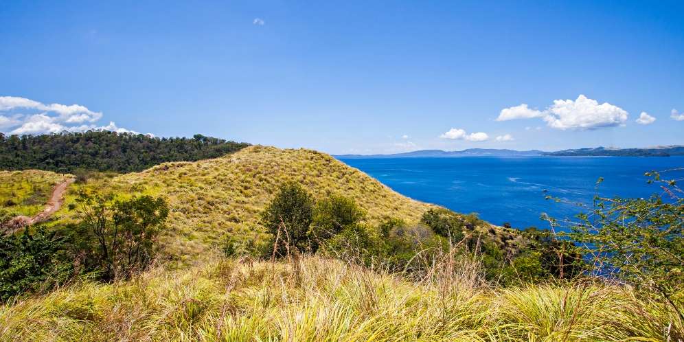 Bukit Larata, Bukit Ilalang, Pantai Kinunang, dan Gunung Dua Basudara