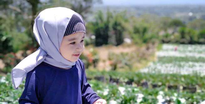 Hijab hitam bertopi