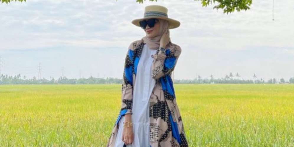 Gaya trendi @Dssaaksss di tepi sawah