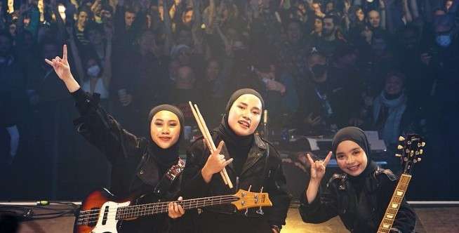 Keren! Voice of Baceprot Manggung di Prancis Berbalut Tenun Ikat Garut