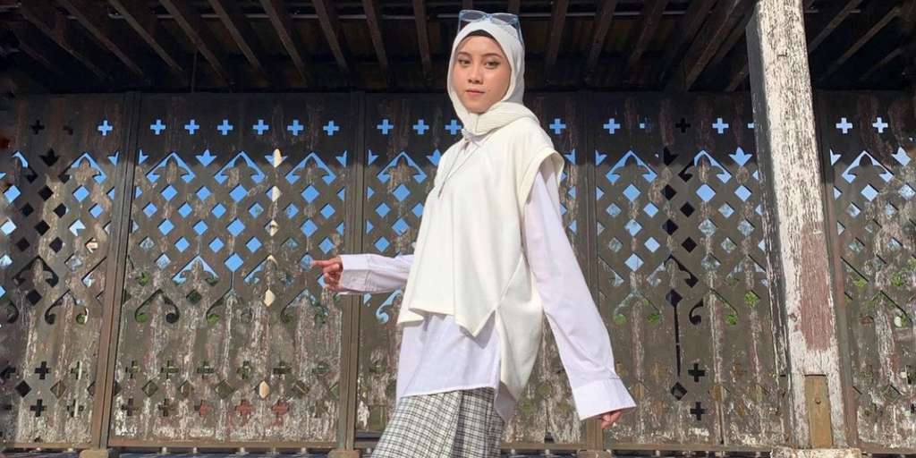 OOTD hijab dengan sweater crop vest