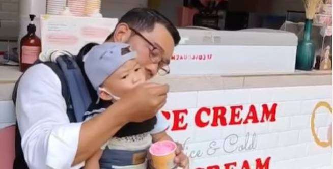 Gaya Ridwan Kamil Momong Anak di Kedai Es Krim