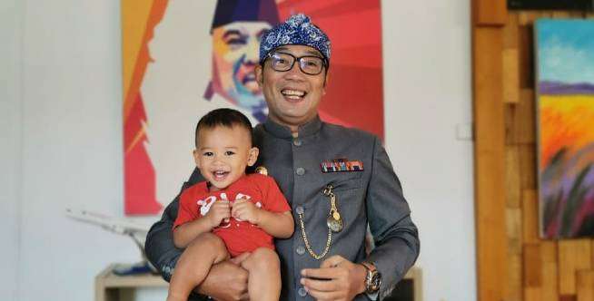 Ridwan Kamil dan Putra Bungsunya 'Duet' Bikin Lukisan